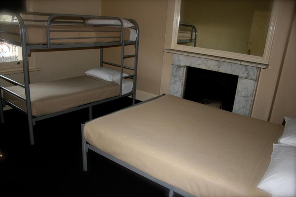 Glenelg Beach Hostel Стая снимка