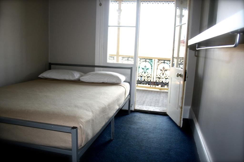 Glenelg Beach Hostel Стая снимка