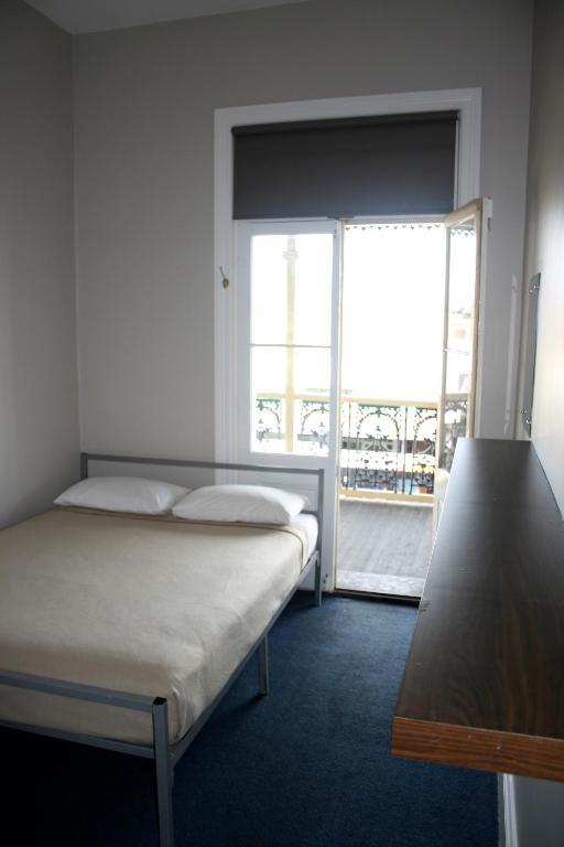 Glenelg Beach Hostel Стая снимка