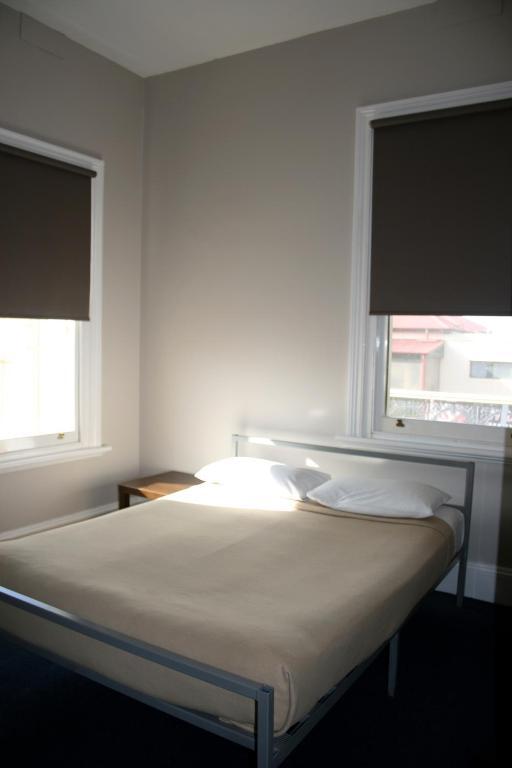 Glenelg Beach Hostel Стая снимка
