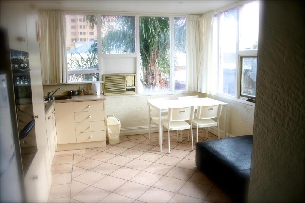 Glenelg Beach Hostel Стая снимка
