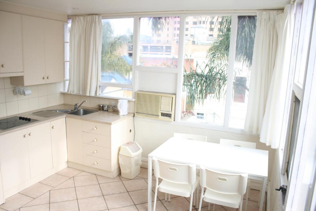 Glenelg Beach Hostel Стая снимка