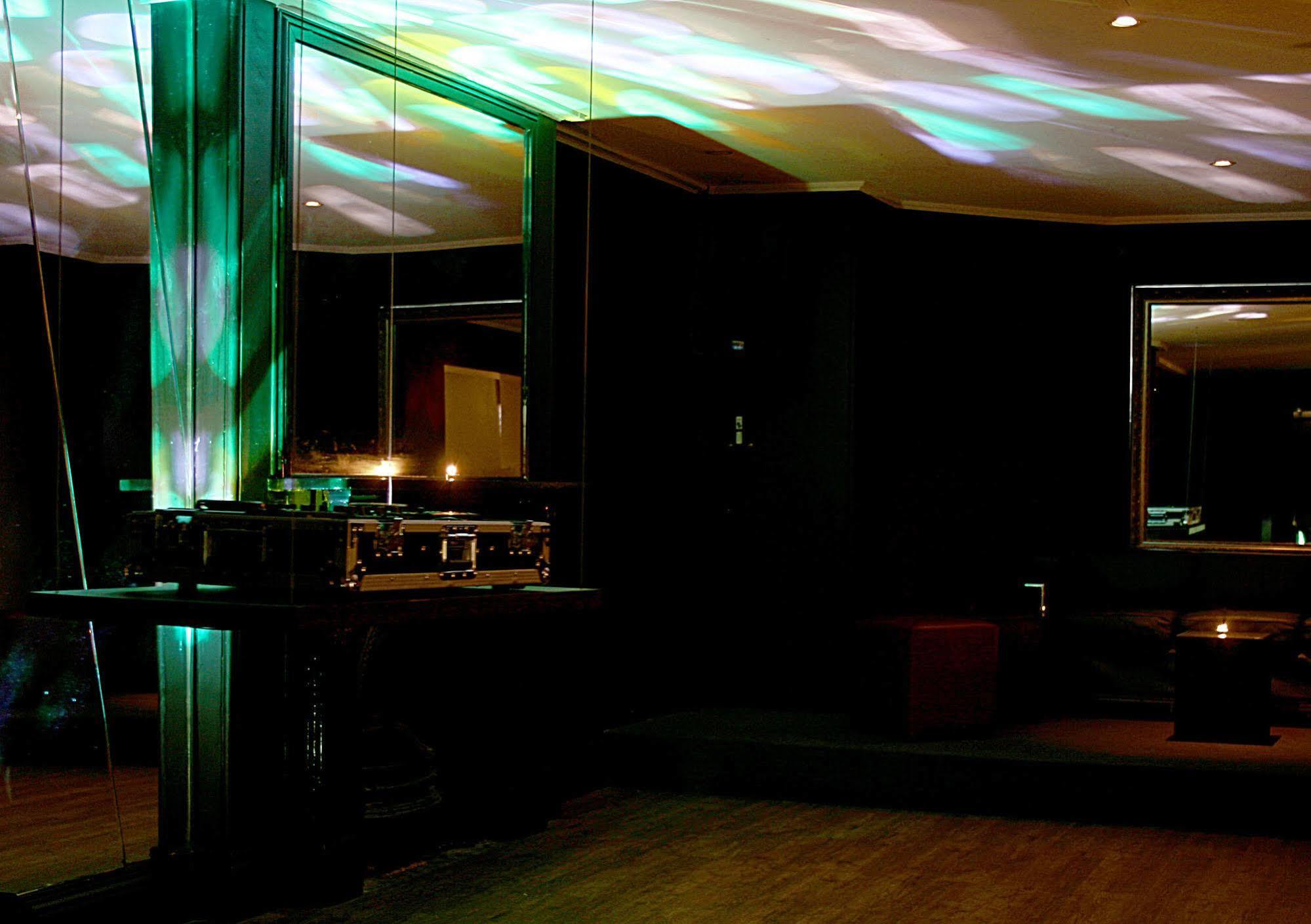 Glenelg Beach Hostel Екстериор снимка